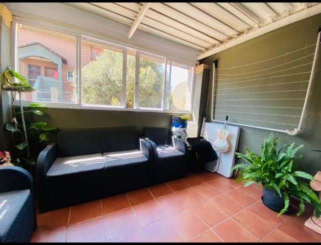 2 BEDROOM TOWNHOUSE FOR SALE IN CASTLEVIEW